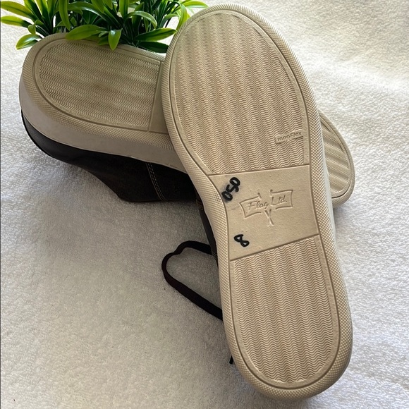 Brown Leather Low-Top Sneakers with Lace-Up Design - Picture 8 of 11